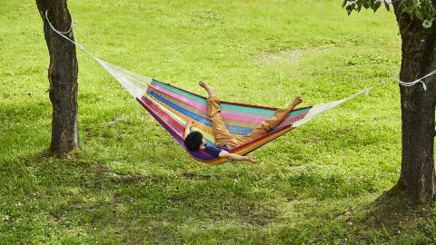 サッカーも寝具もメキシコに学べ！　寝心地良好、手編みのハンモック