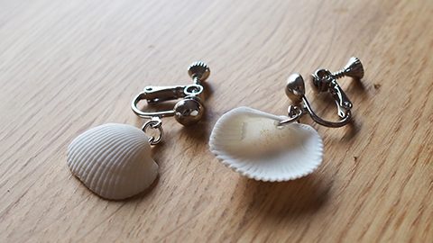 海で拾った貝殻で「森のくまさん」のイヤリングを作ってみよう！