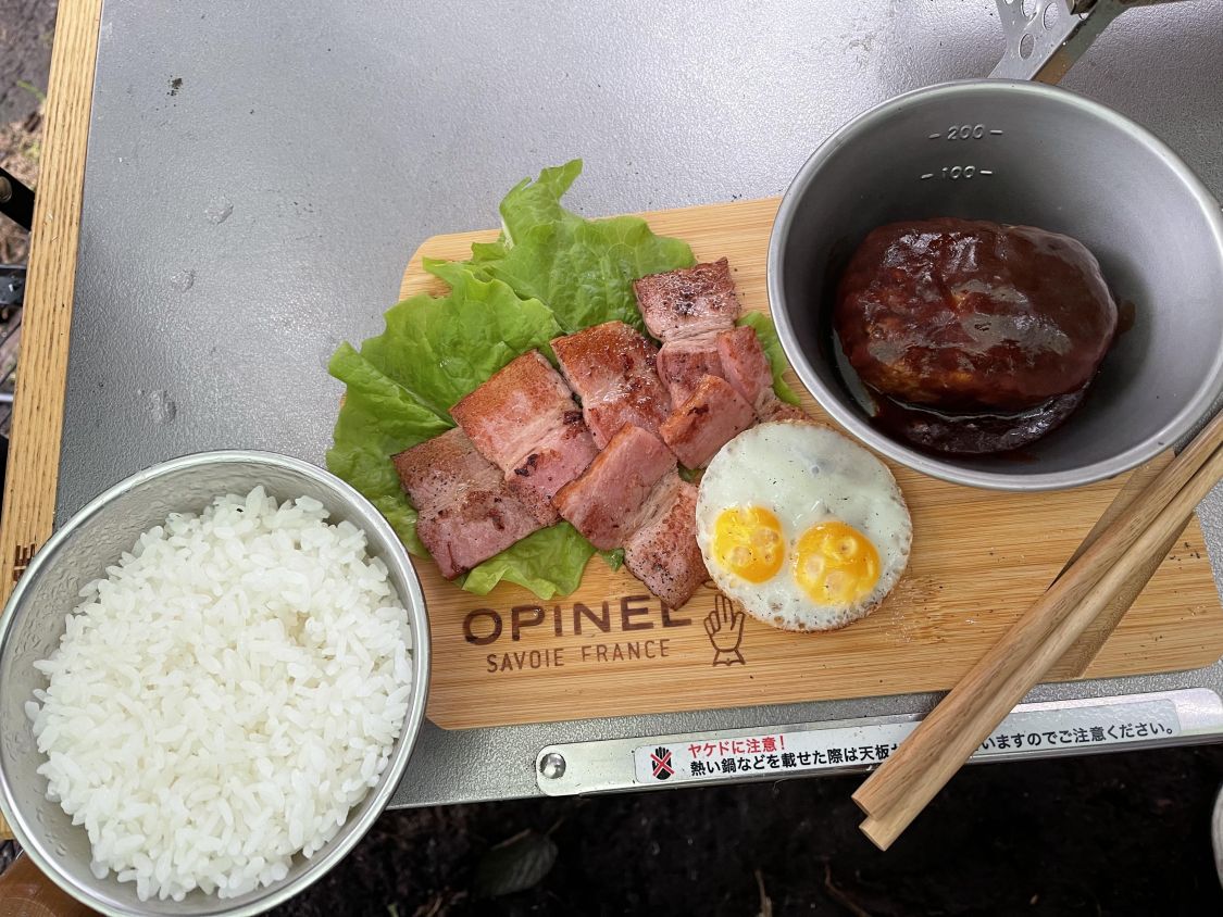 オピネルカッティングボードで朝食［読者投稿記事］