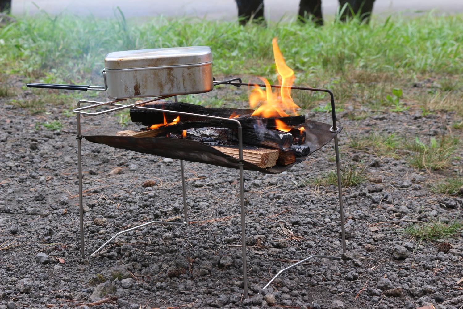 パーゴワークスの焚き火台の安定感が向上して、より調理向きに進化した！ | 焚き火・火おこし道具  【BE-PAL】キャンプ、アウトドア、自然派生活の情報源ビーパル