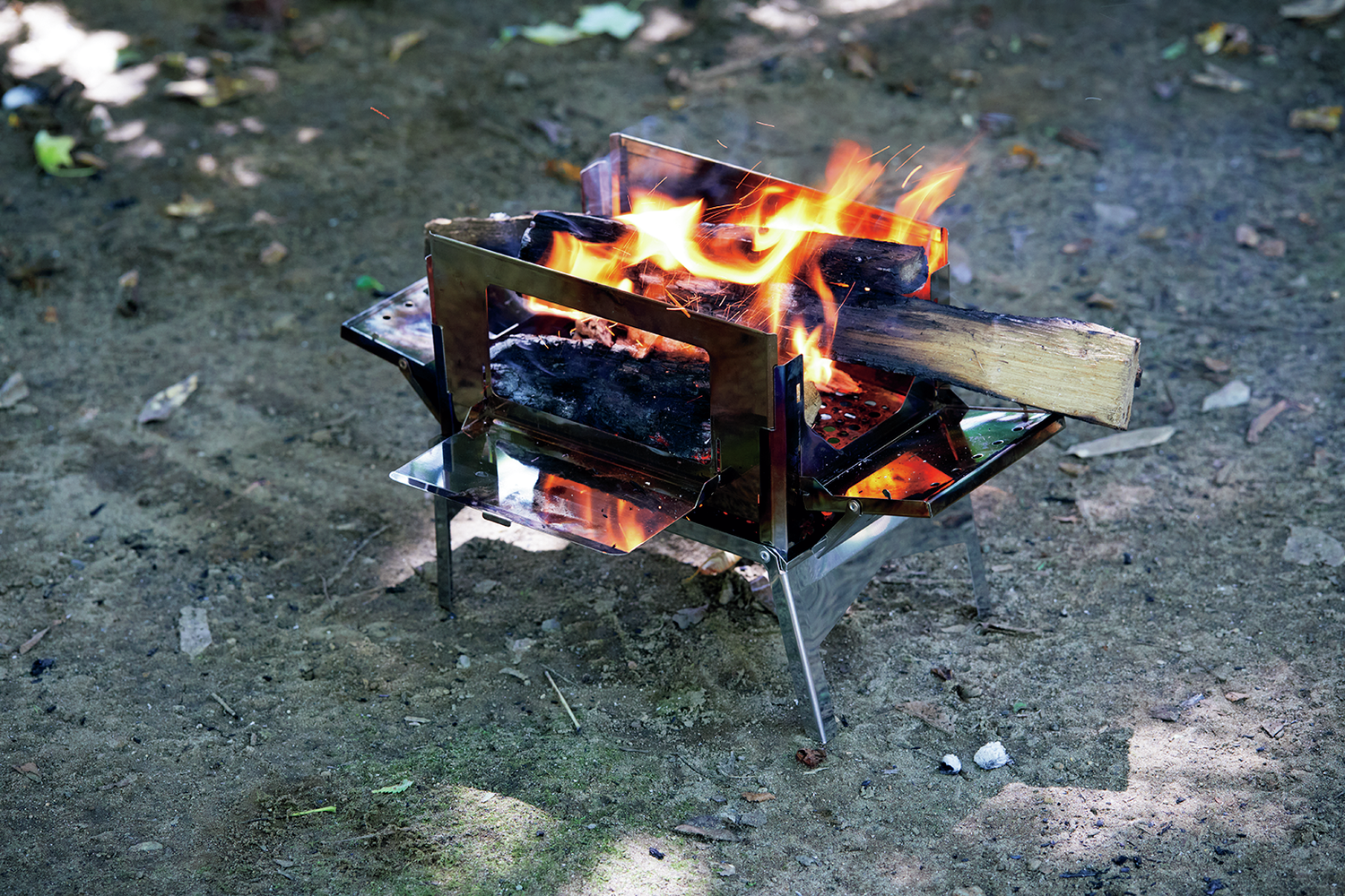 キャンプにおすすめの焚き火台８選。実際に火を着けて試してみました 