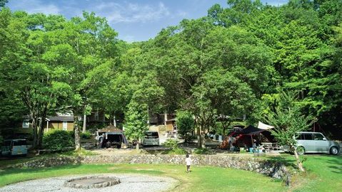 愛されて四半世紀！絶景で安心の「老舗キャンプ場」東西2選