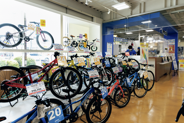 自転車店に並ぶ子供用スポーツ自転車