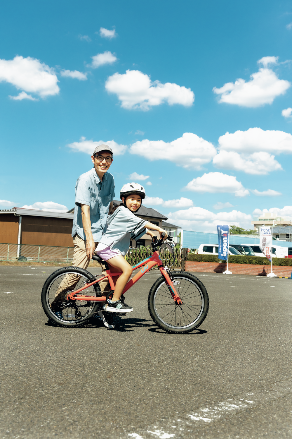 自転車に乗る娘と父親