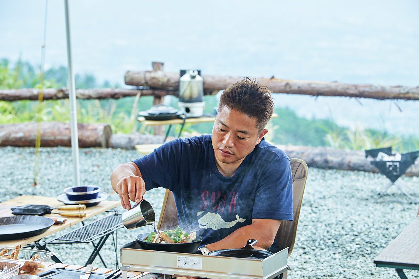 キャンプでスキレット料理を作る栗原心平さん