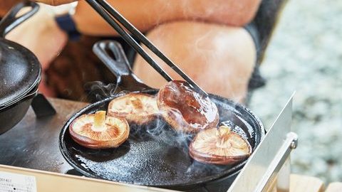 栗原心平のキャンプ飯「薬味たっぷり焼き椎茸」と「チキンとキノコの白ワイン煮込み」レシピ