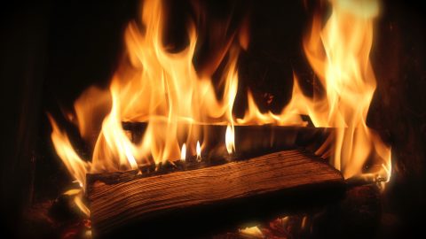 薪での火の起こし方とコツ。焚き火を安全に楽しむための注意点も