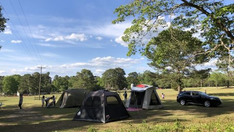 牧場の柵内で馬と一緒に寝泊まり!?　アメリカのプライベートキャンプ場がおもしろい