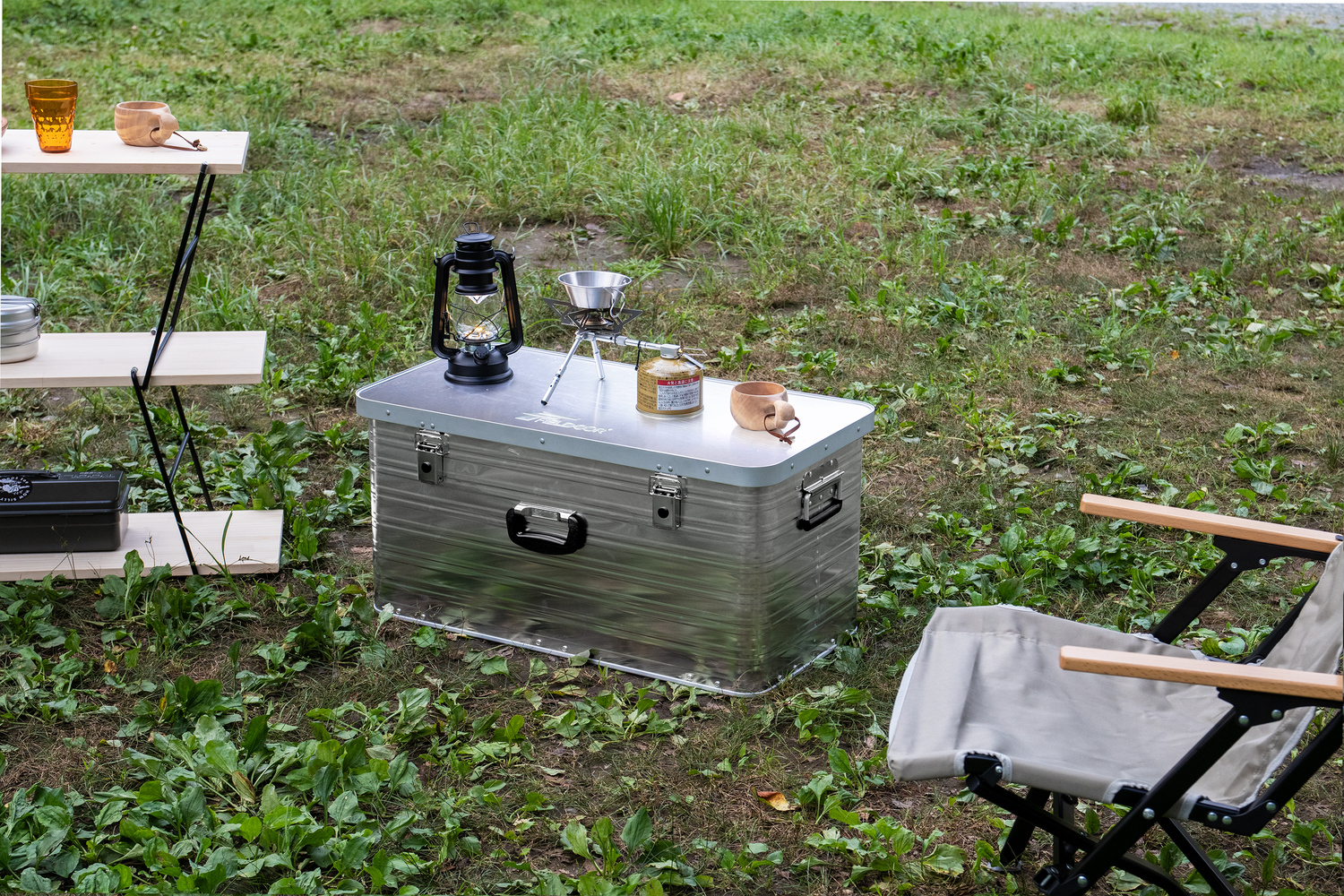 キャンプ用ツールボックスの上にランタン、バーナーなどのキャンプ道具