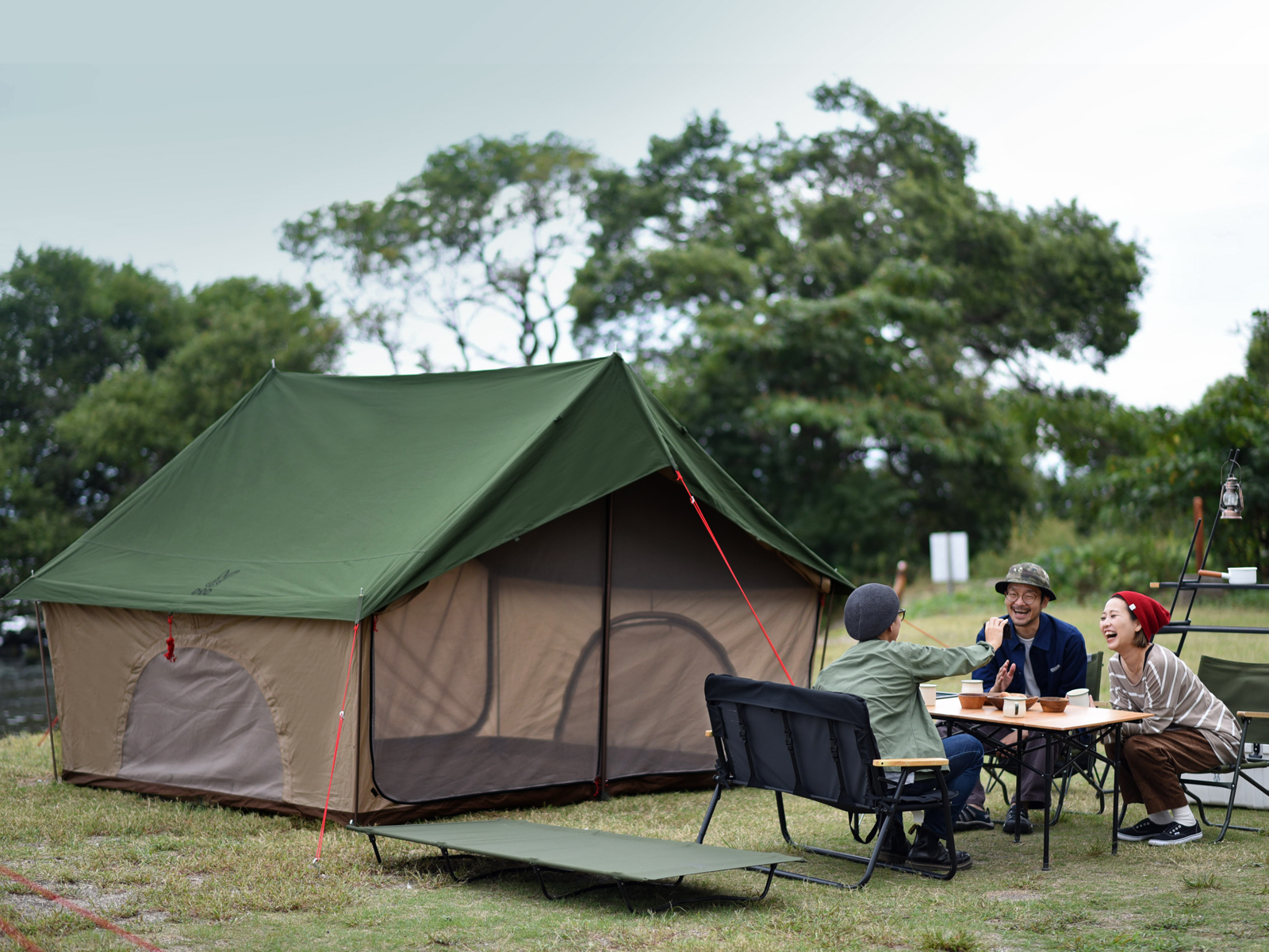 テントとキャンプ家族
