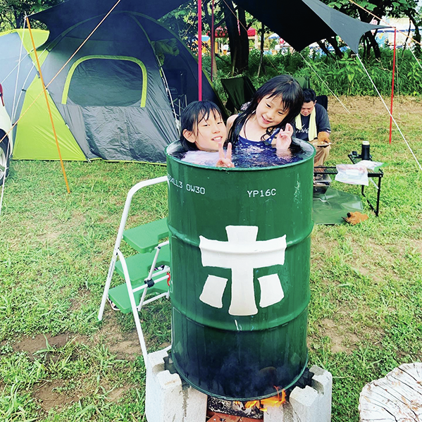 ドラム缶風呂に子供二人