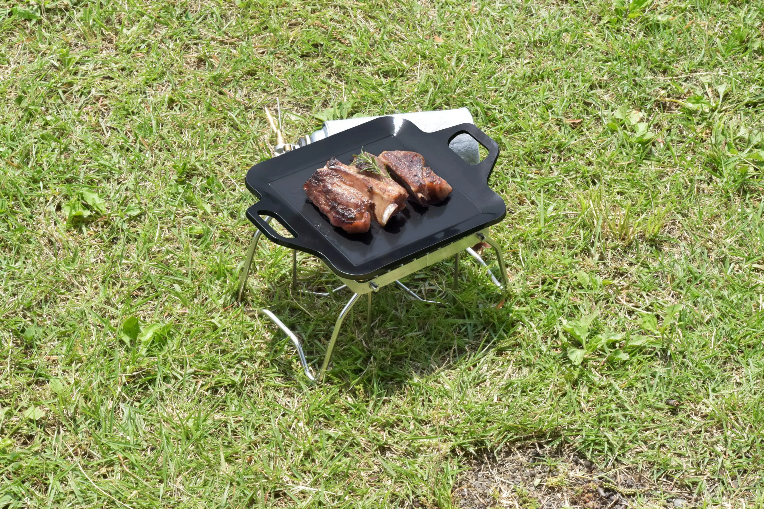 大きめの肉も豪快に！キャンプに必携の6ｍｍ厚「黒皮鉄板」 | 調理器具・食器 【BE-PAL】キャンプ、アウトドア、自然派生活の情報源ビーパル