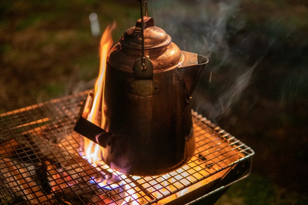 焚き火とアウトドア用ケトル