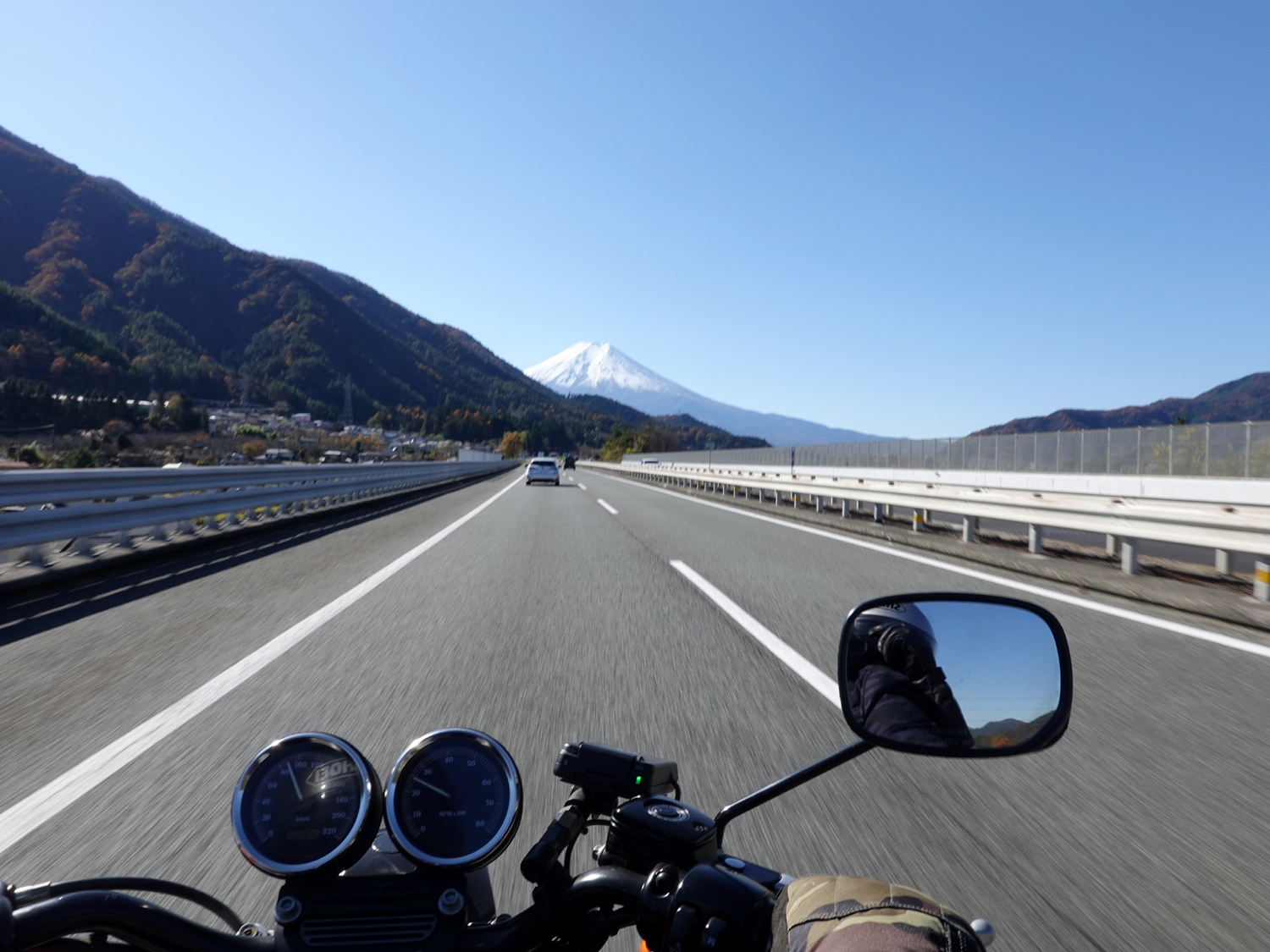 雪をかぶった富士山