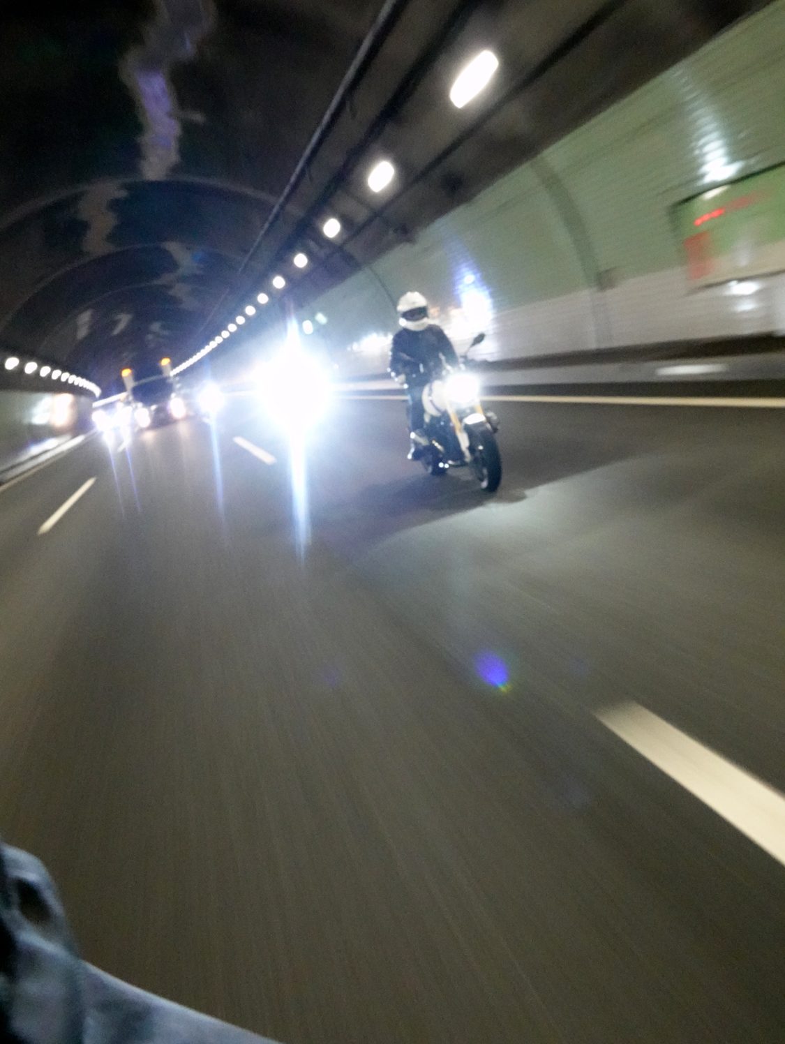 トンネル内のオートバイ