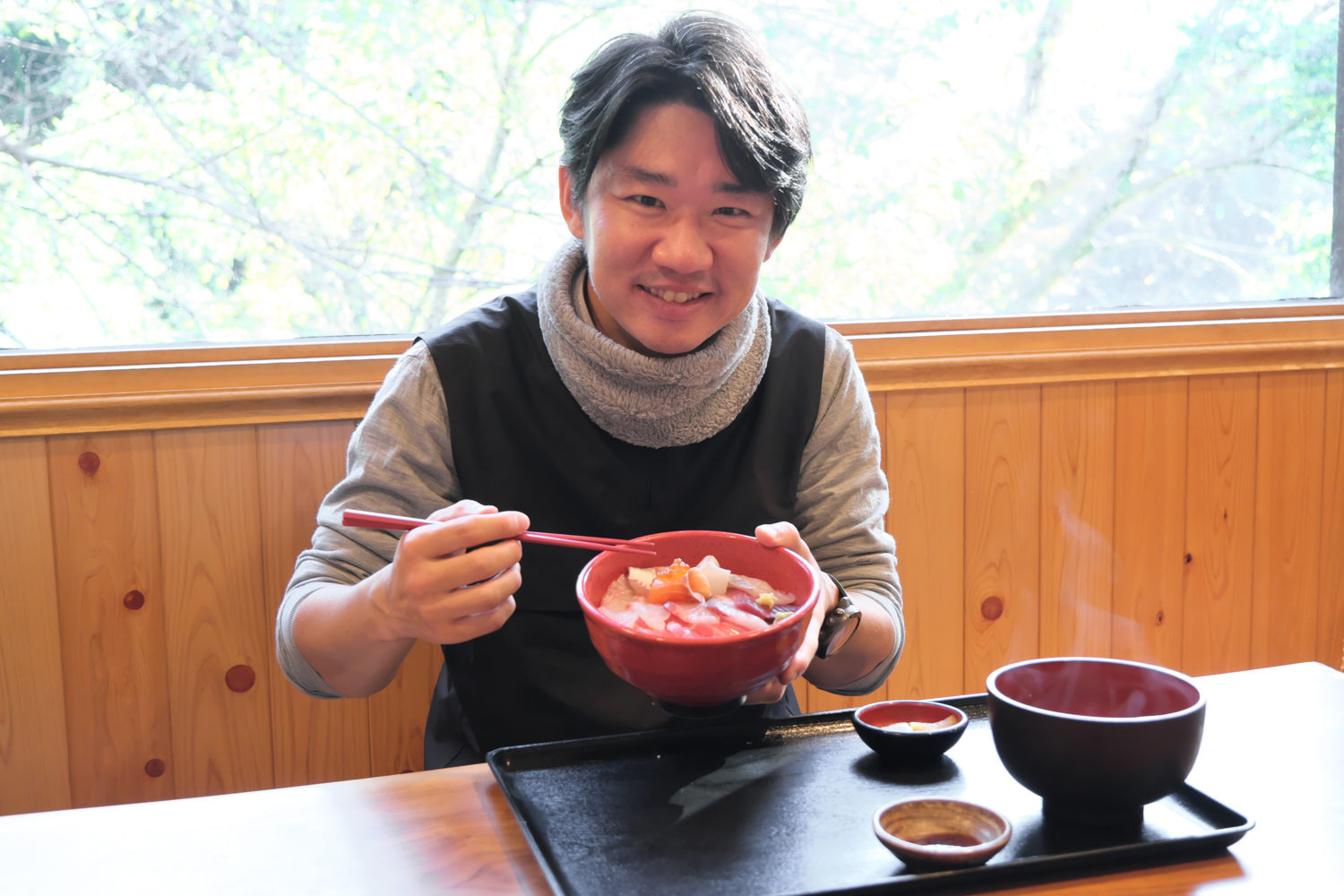 じんべえの大きな本マグロの中トロまで入った『極み丼』