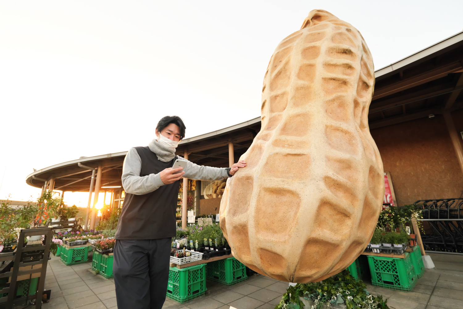 道の駅の入り口にある落花生モニュメント