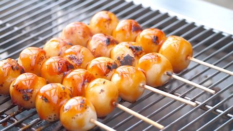 キャンプで作る簡単デザート！BBQコンロで「みたらし団子」を作ろう