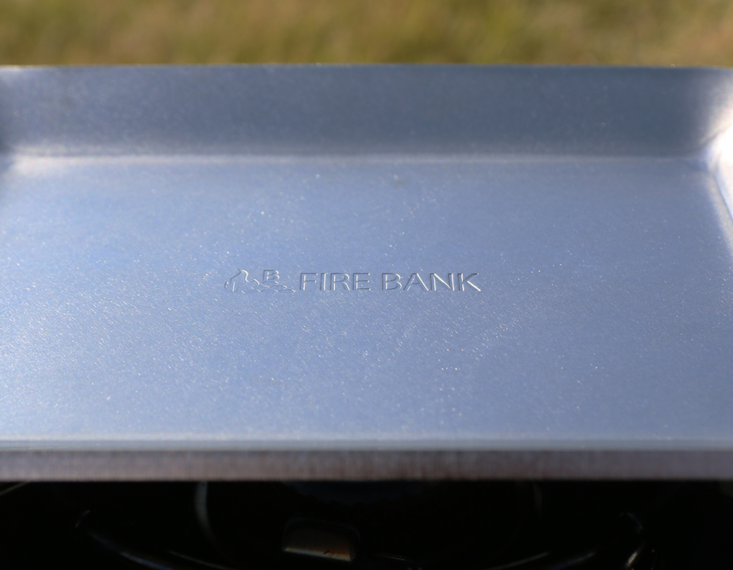 分厚い鉄板の中央に刻印したブランド名「FIRE BANK」
