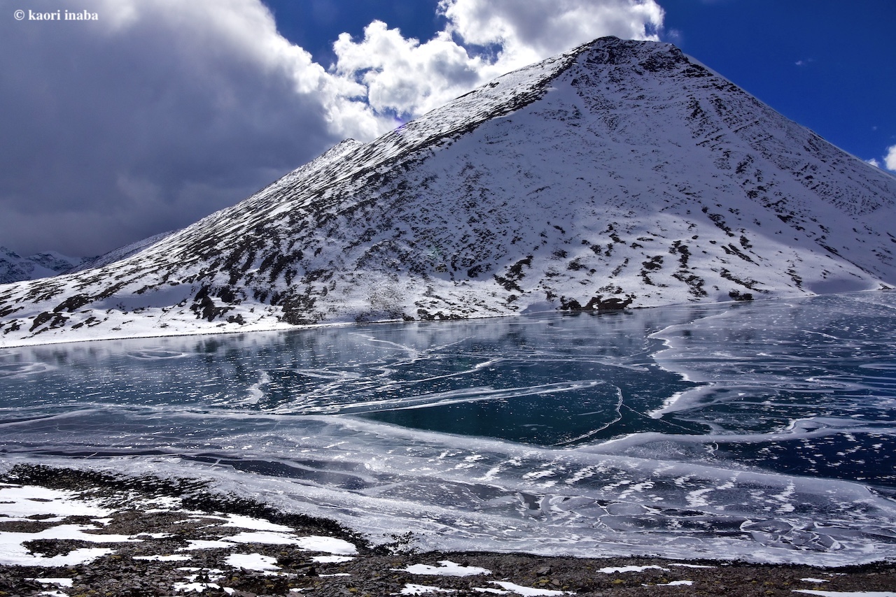 ヒマラヤ奥地の湖と雪に覆われた山