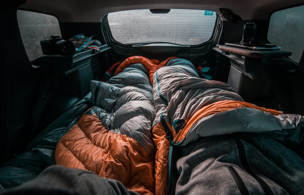 車中泊の車内に並ぶ２つの寝袋