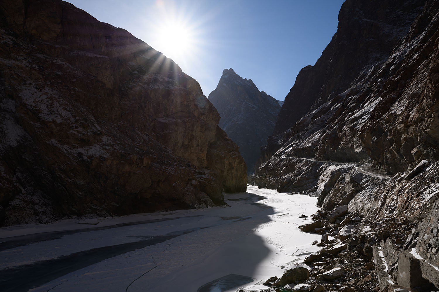 凍結したザンスカール川の上に現れる幻の道、チャダル