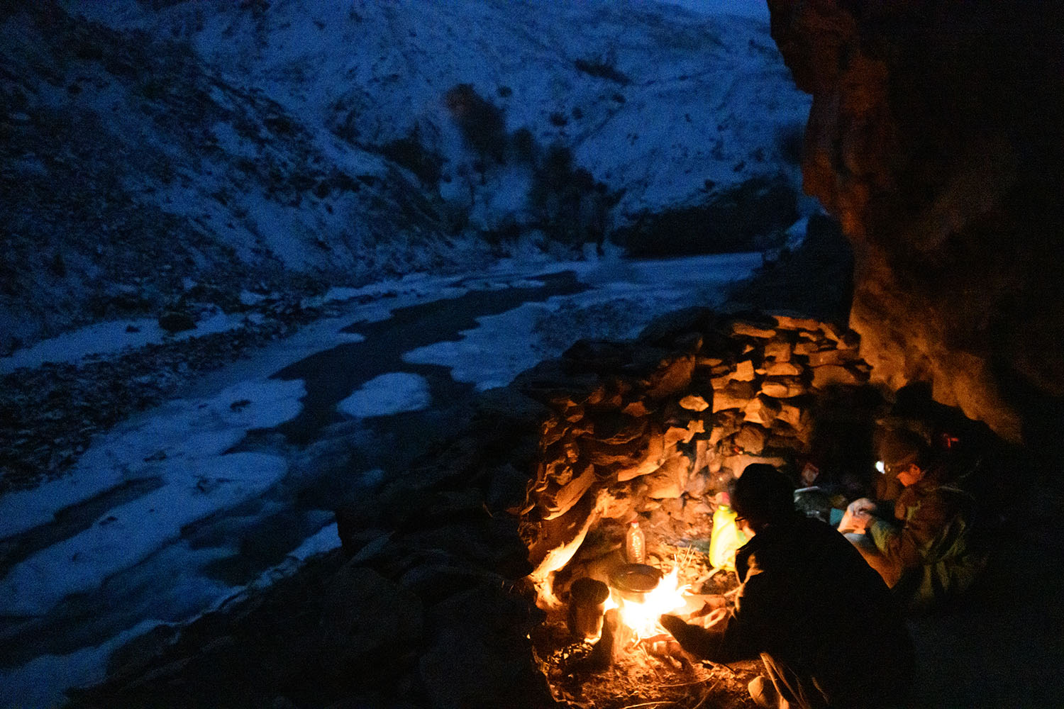 ヒマラヤ奥地の川沿いの洞窟で幕営し、極寒の夜をしのぐ