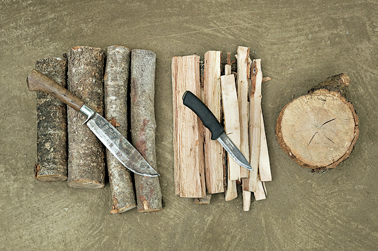 薪と鉈とノコギリ、薪割り台（薄切りの丸太）
