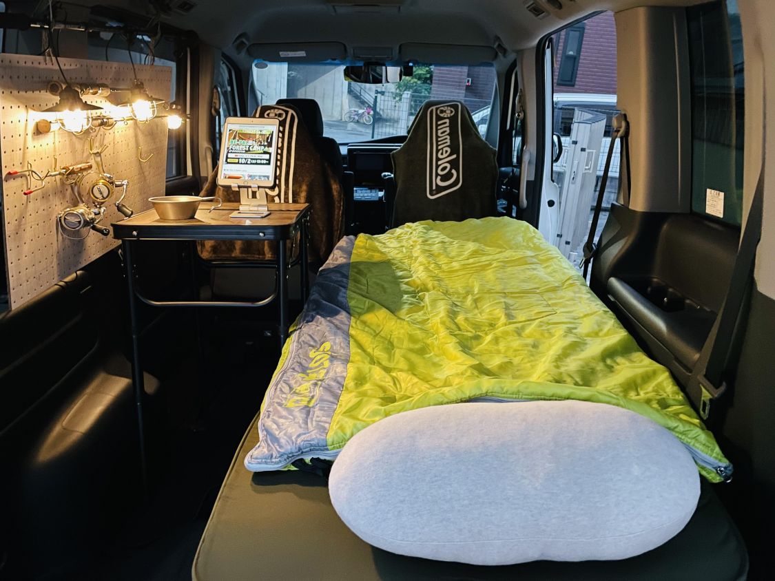 “WAQ RELAXING CAMP MAT （シングルサイズ）”とタブレットで秋の夜長を快適に過ごす。［読者投稿記事］
