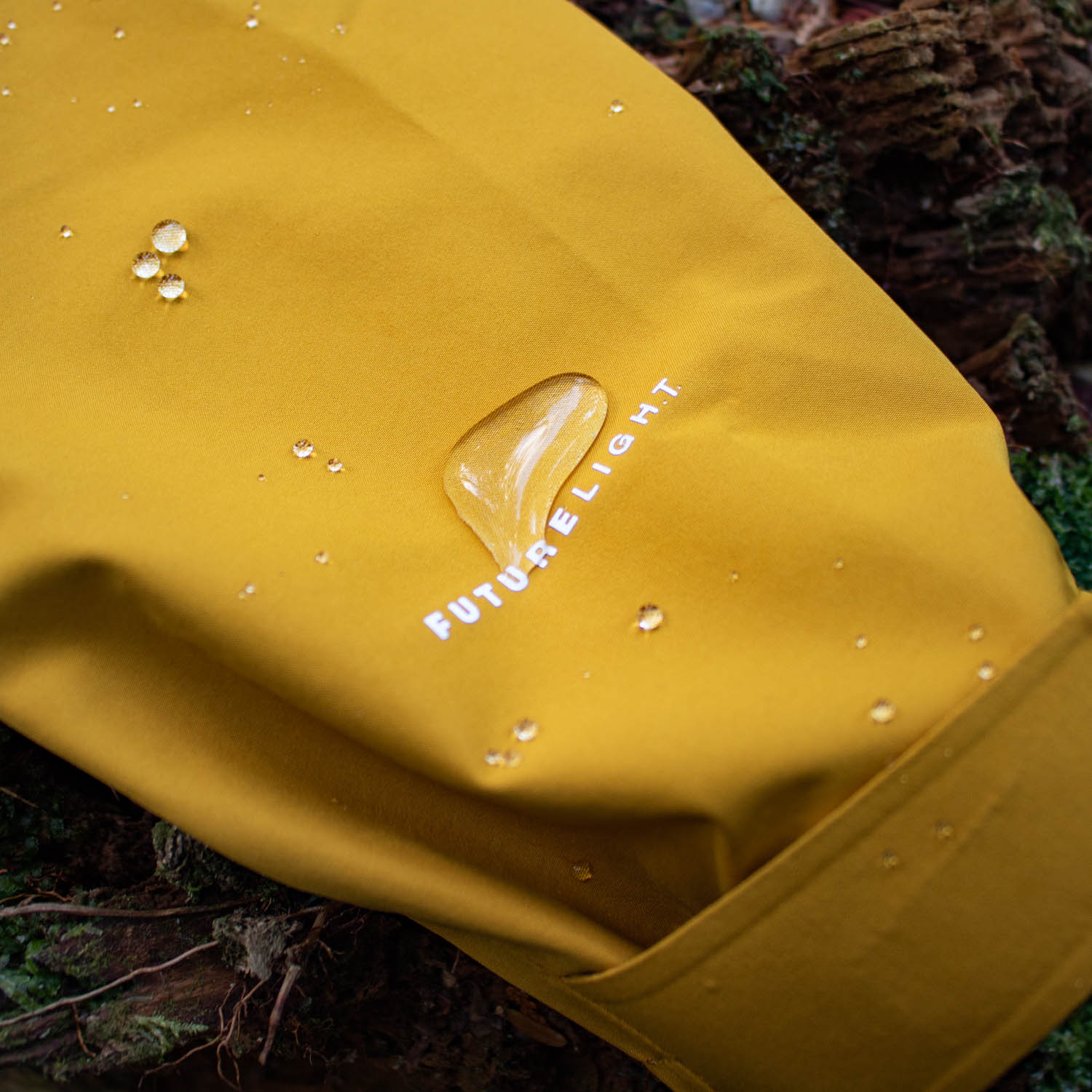 ジャケットの袖の部分に水が溜まっている様子。生地の中に一切染み込まずに、大粒の水滴となって弾かれている。