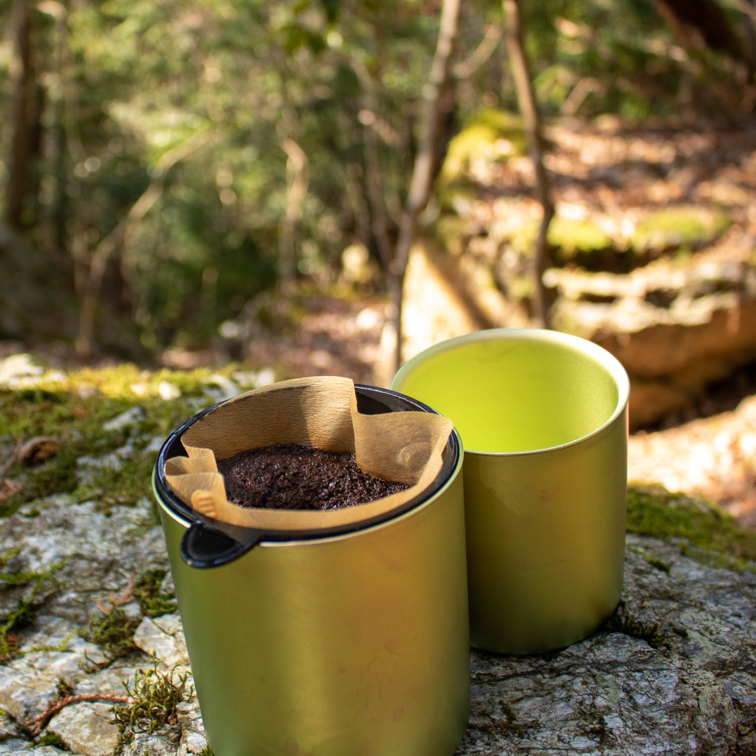 スタッキングマグ雪峰にコーヒードリッパーとコーヒー豆がセットされている。