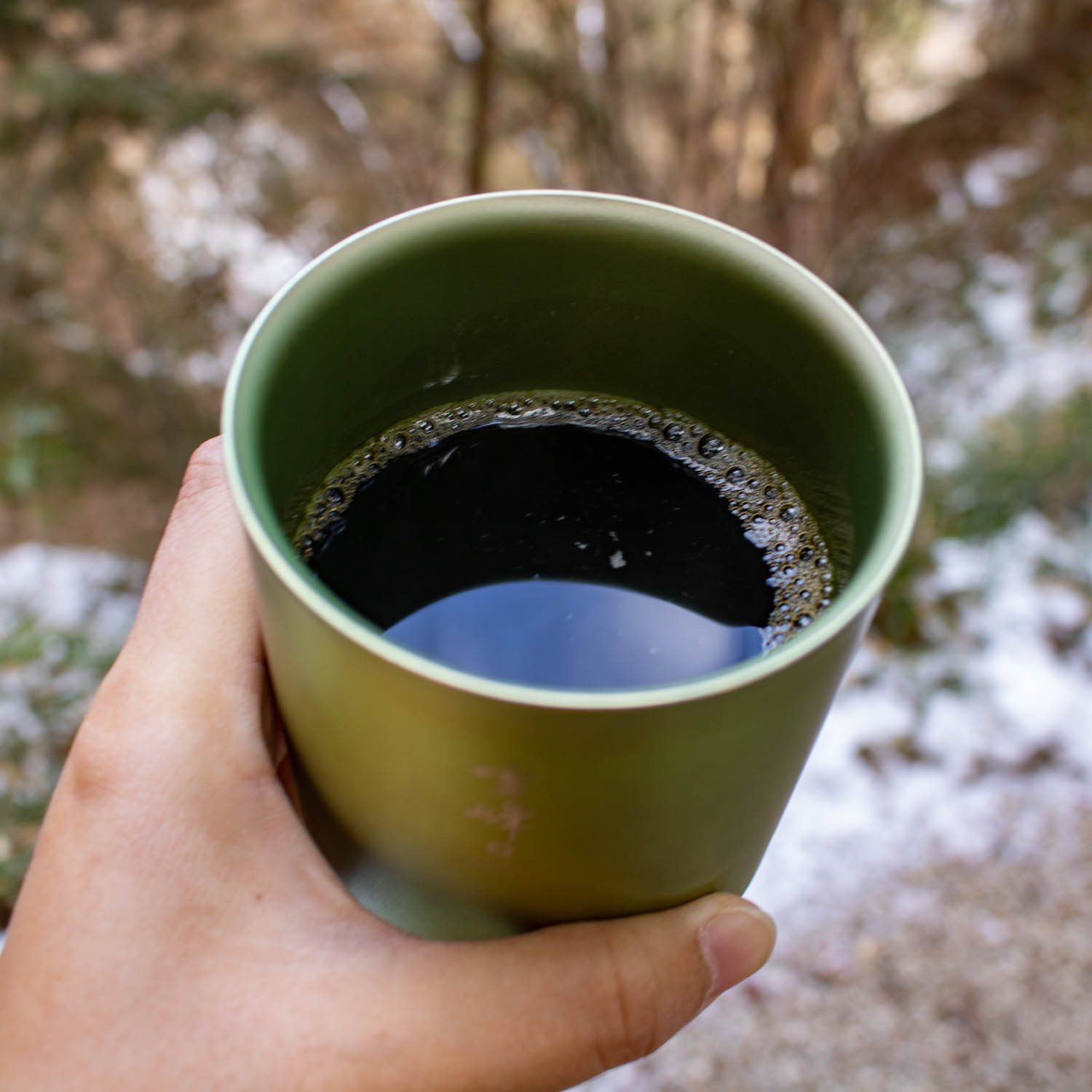 スタッキングマグ雪峰 H300に熱々のコーヒーが入っている。