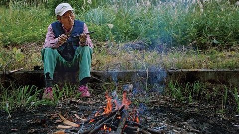猟や山菜採りは人間の原点。秋山郷マタギの自作小刀と焚き火術