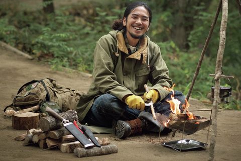 ブッシュクラフトの達人の焚き火術。焚き火用三脚の作り方も！