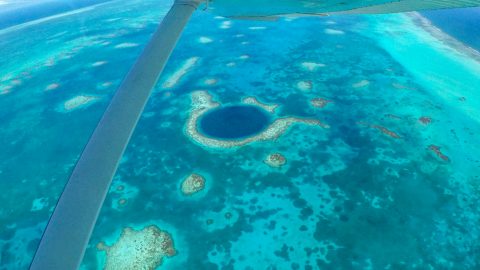 中米ベリーズが誇る絶景！セスナから見下ろす世界遺産「ブルーホール」