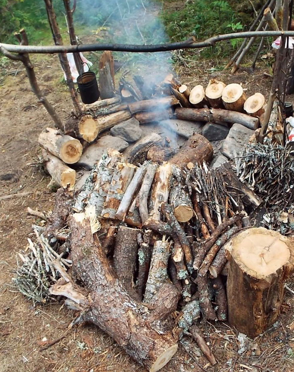 焚き火や薪ストーブを効率よく燃やすために大事な「薪材の乾燥」、乾燥