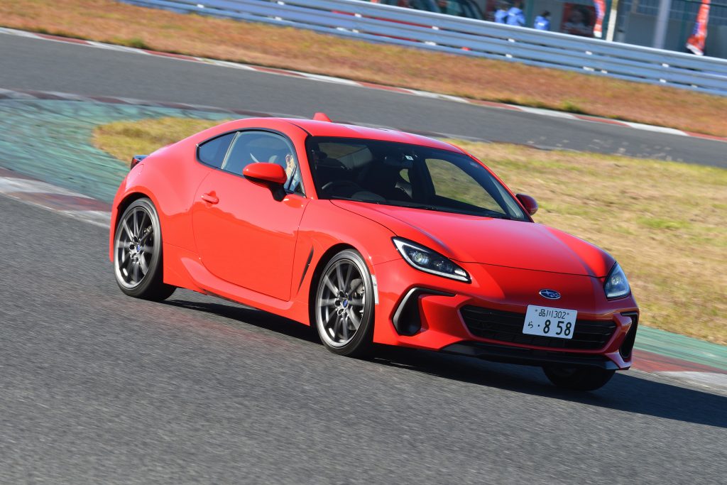 赤いスバルBRZ