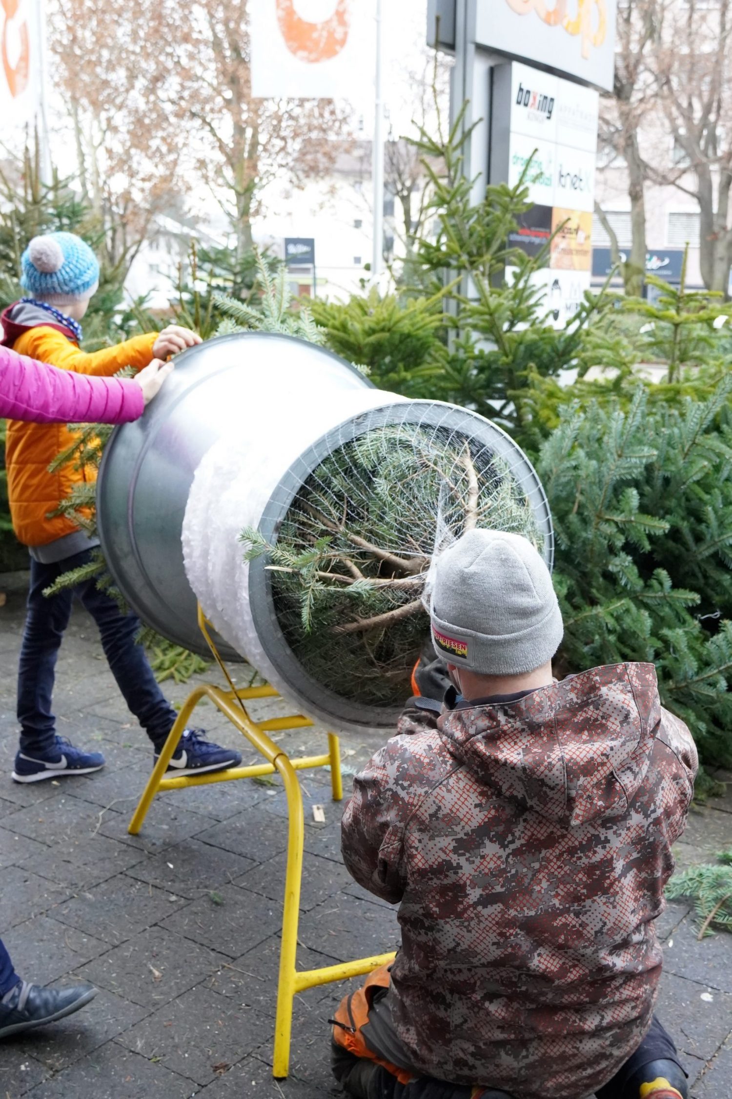 クリスマスツリーをネットに入れるドラム缶のような器具