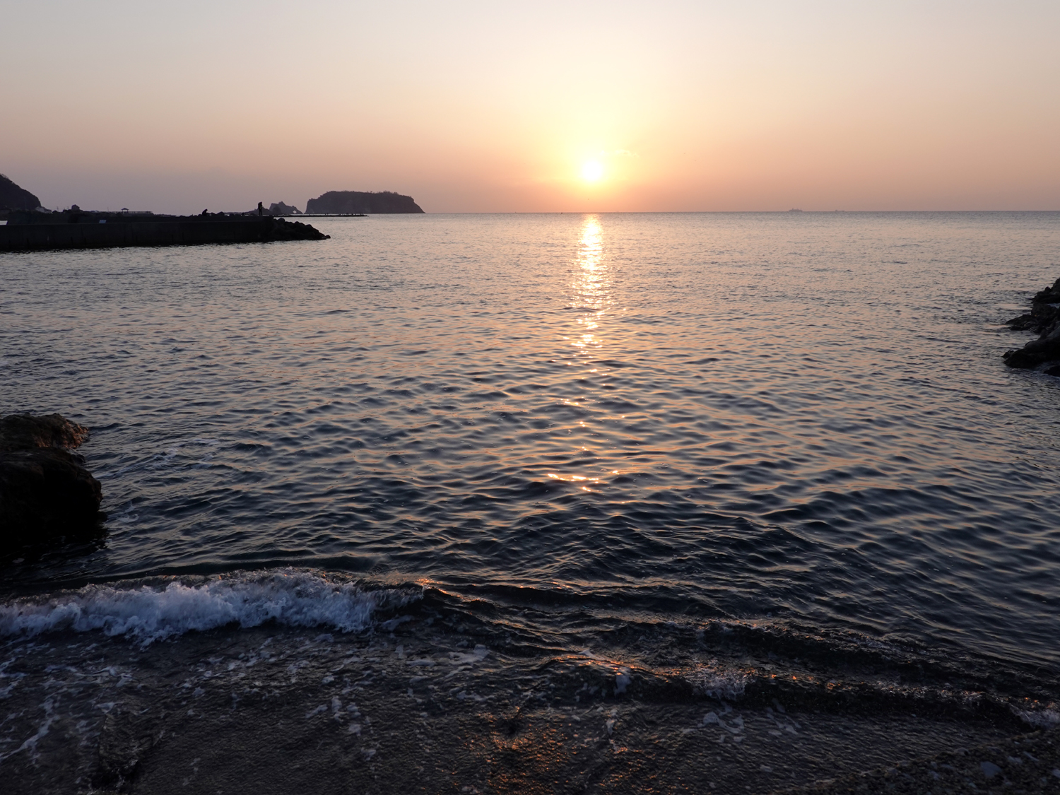 海の向こうに沈む直前の夕陽