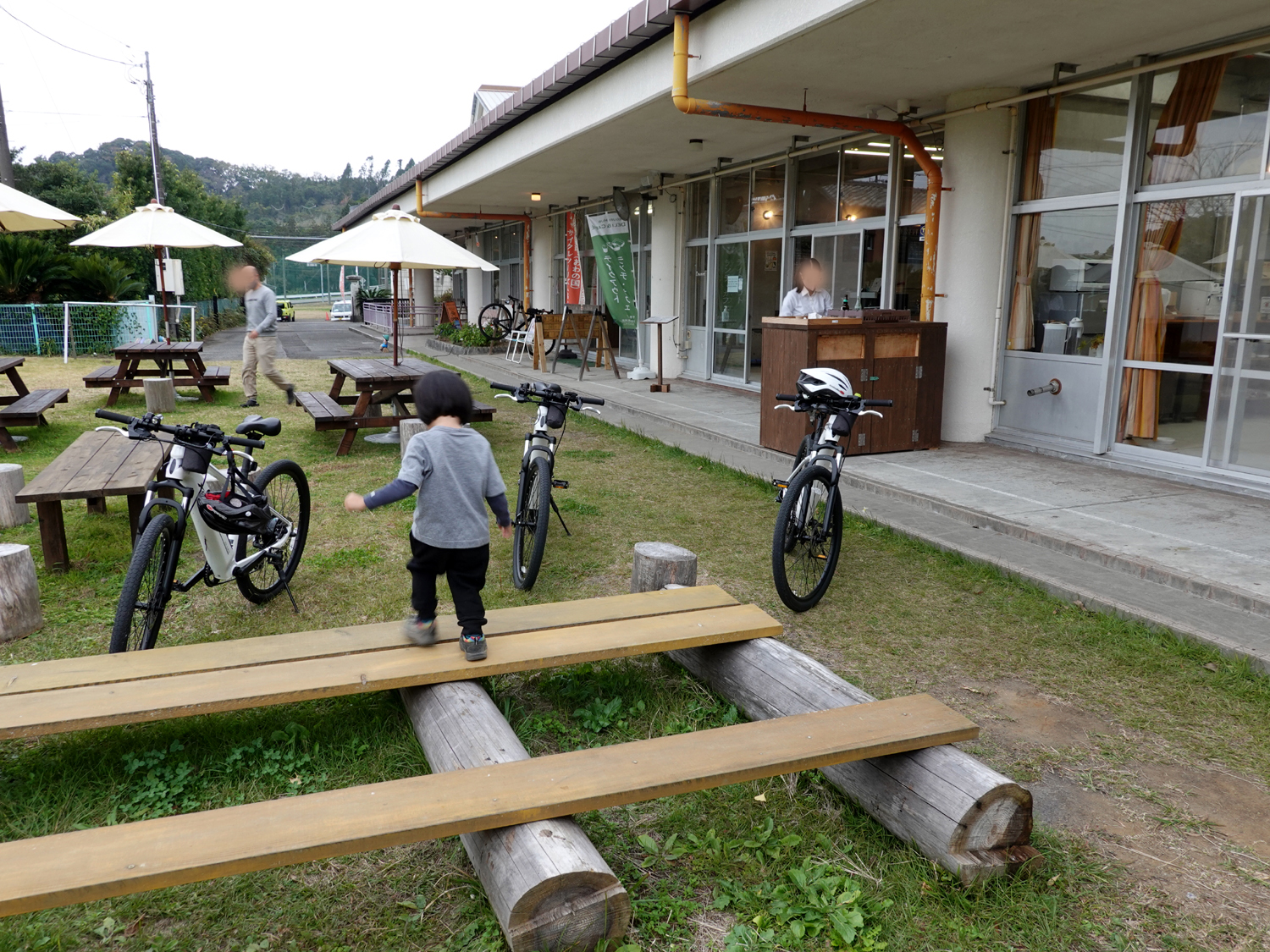 中庭で遊ぶ子供