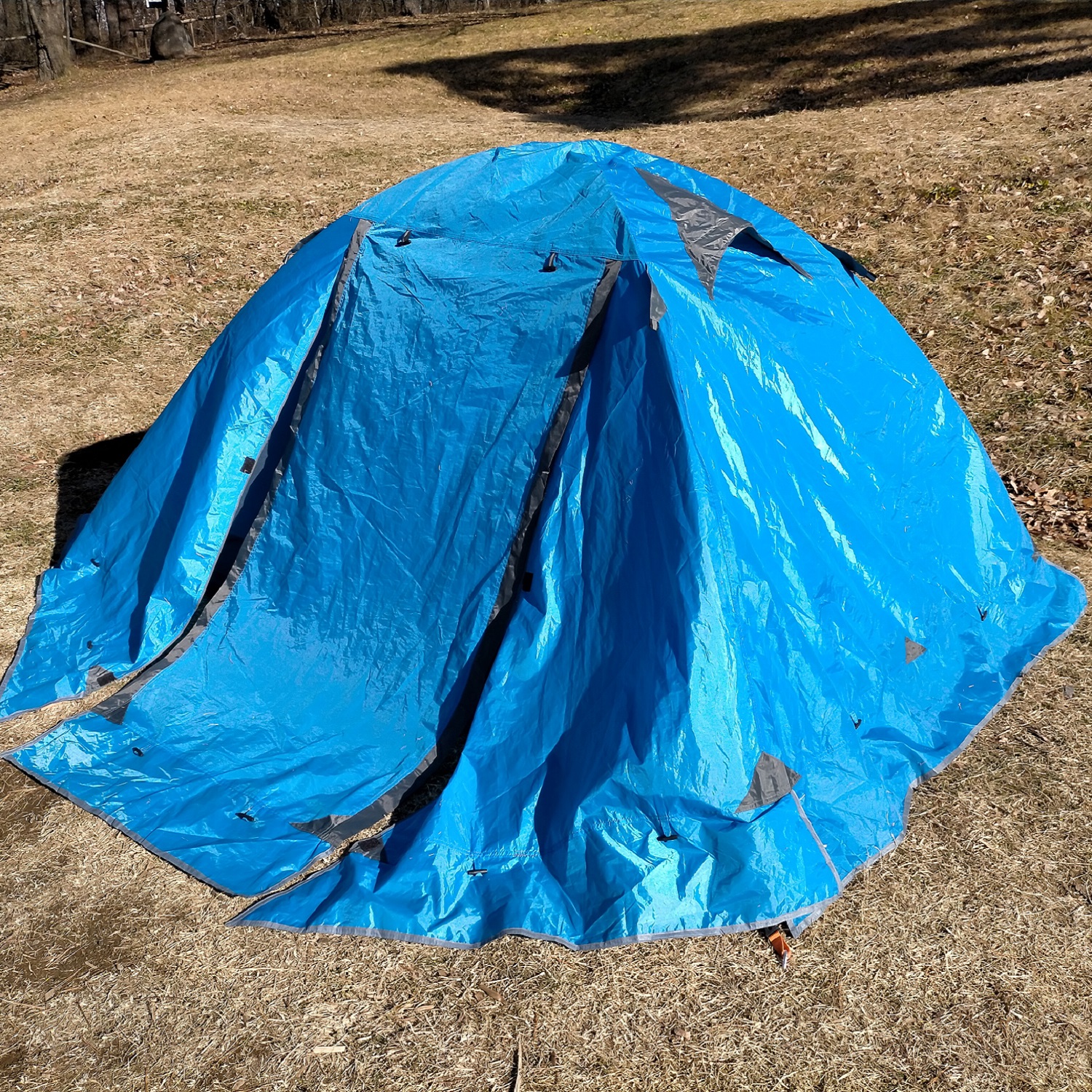 フライシートが覆いかぶさったテント。