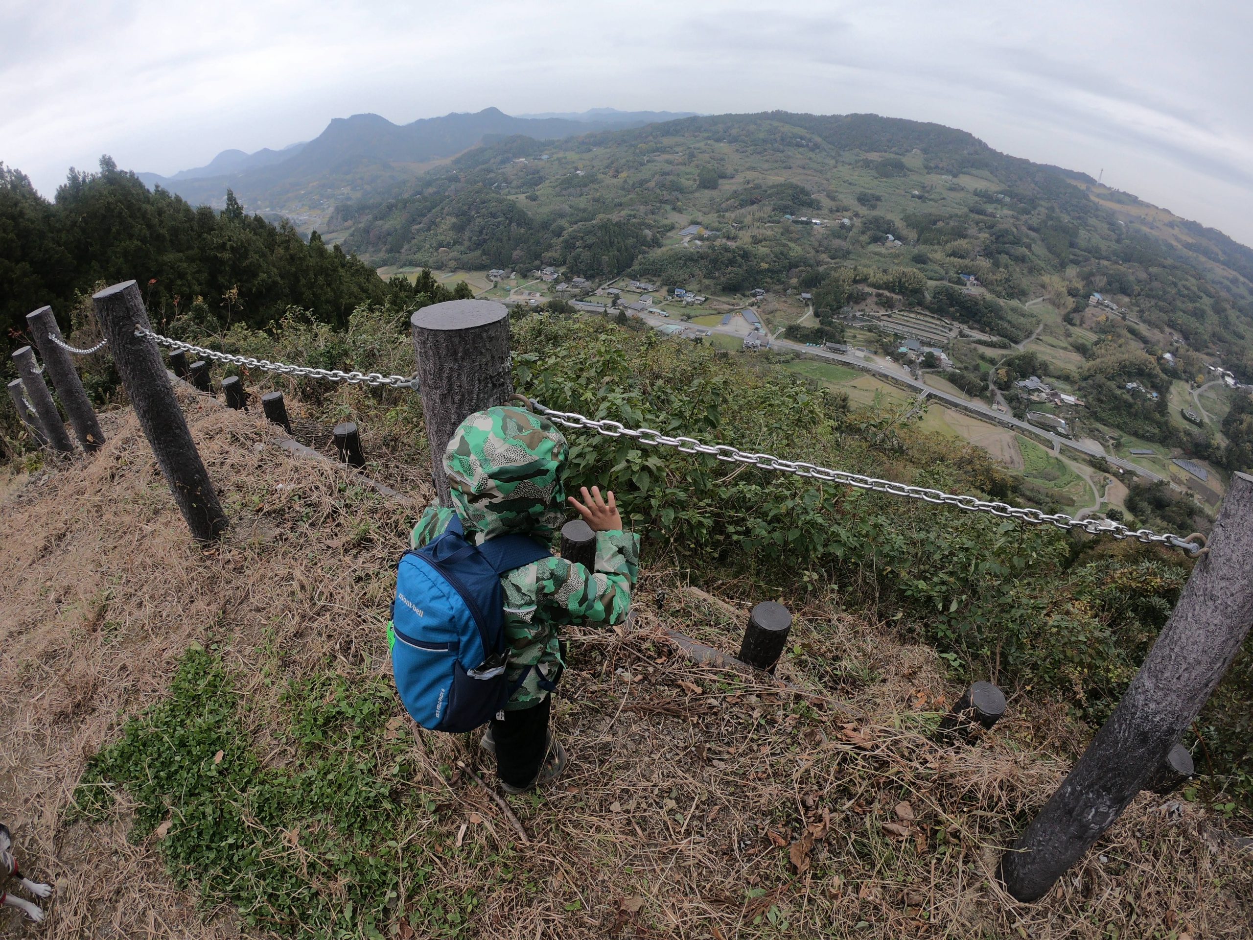 御殿山へ向かう途中の休憩所の景色