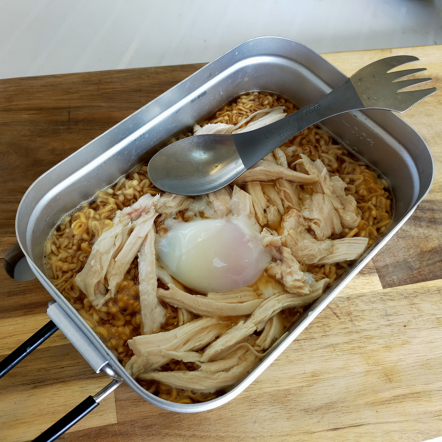 サラダチキンと温泉卵をトッピングしたチキンラーメン