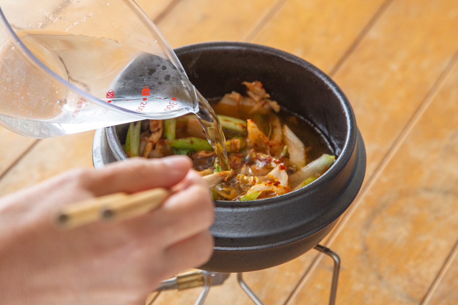 韓国の土鍋トッペギに野菜を入れて煮る