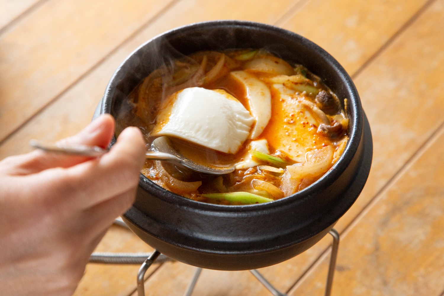 韓国の土鍋トッペギに豆腐と春雨を入れる