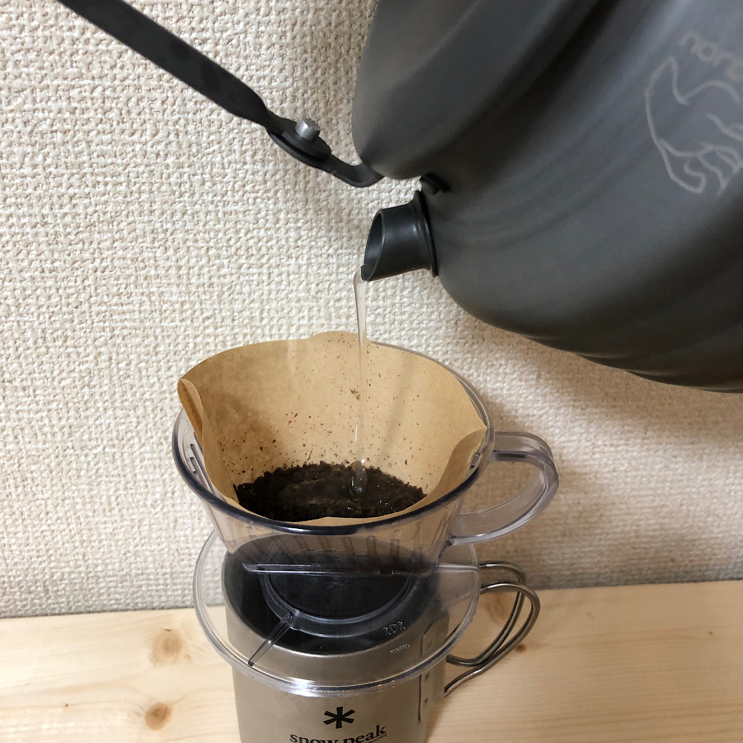 コーヒーをいれているところ。