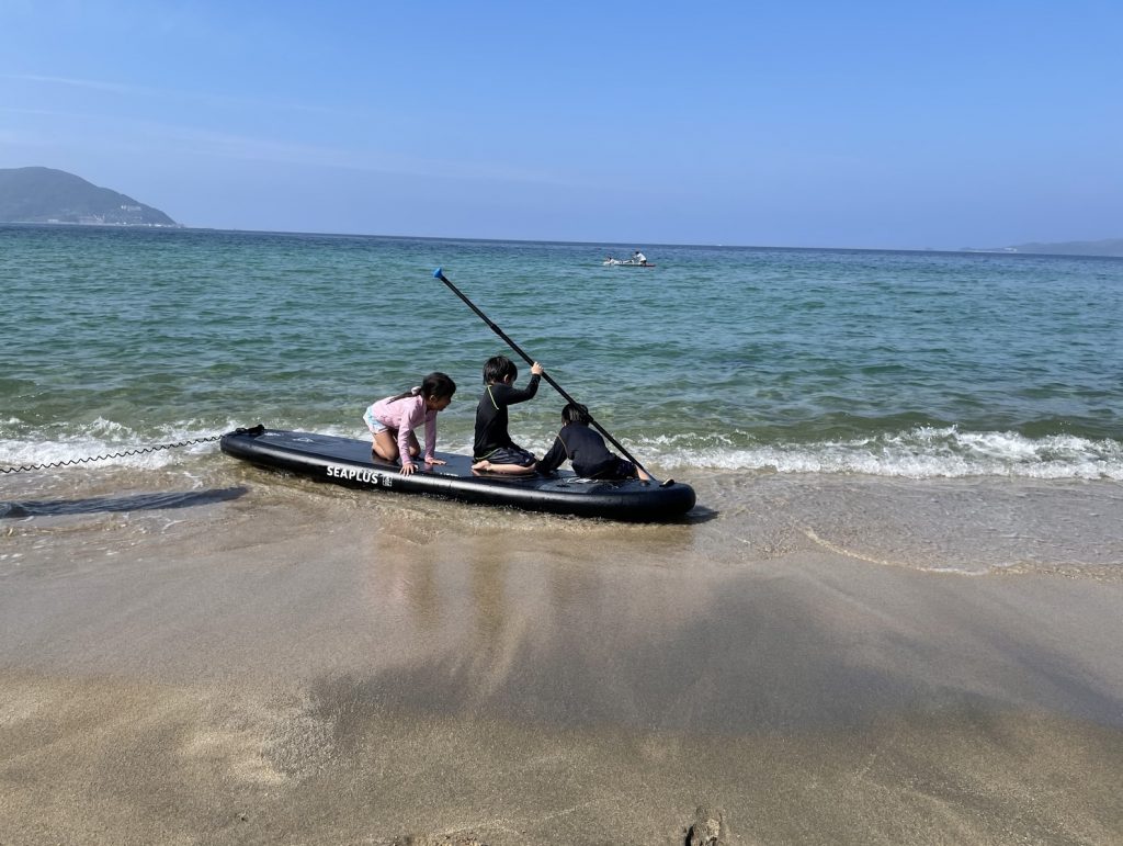 唐泊VILLAGE（唐泊ヴィレッジ）のビーチ「うしろ浜」のSUPを楽しむ子供たち
