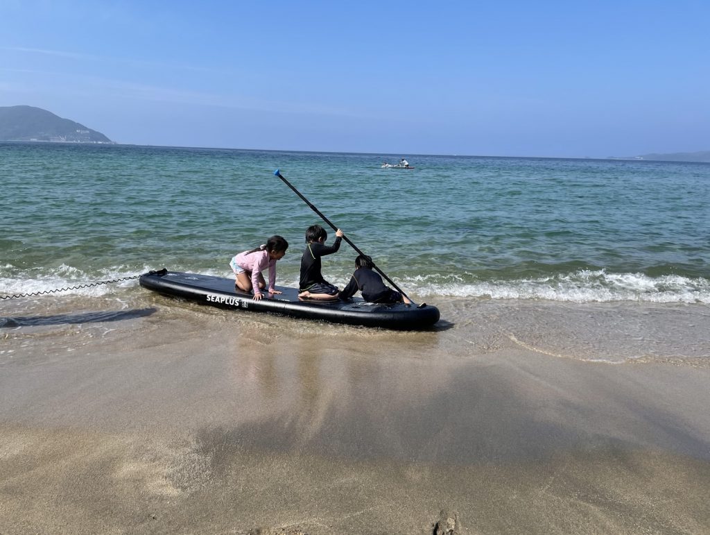 唐泊VILLAGE（唐泊ヴィレッジ）のビーチ「うしろ浜」のSUPを楽しむ子供たち