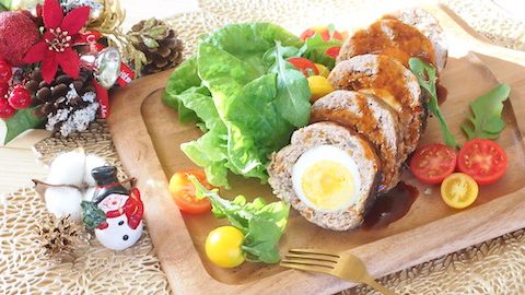 クリスマス気分を盛り上げるキャンプ飯！型いらずの「ワンパンミートローフ」