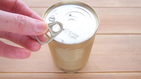 缶詰のプルタブが取れてしまった…！ 警視庁も推薦する、道具なしで開けられる裏技とは？